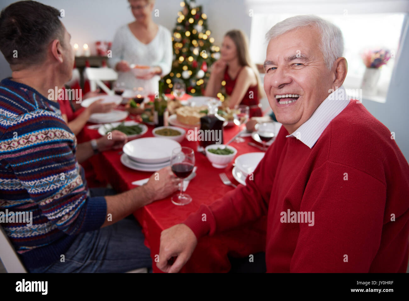 Felice nonno alla vigilia di Natale Foto Stock