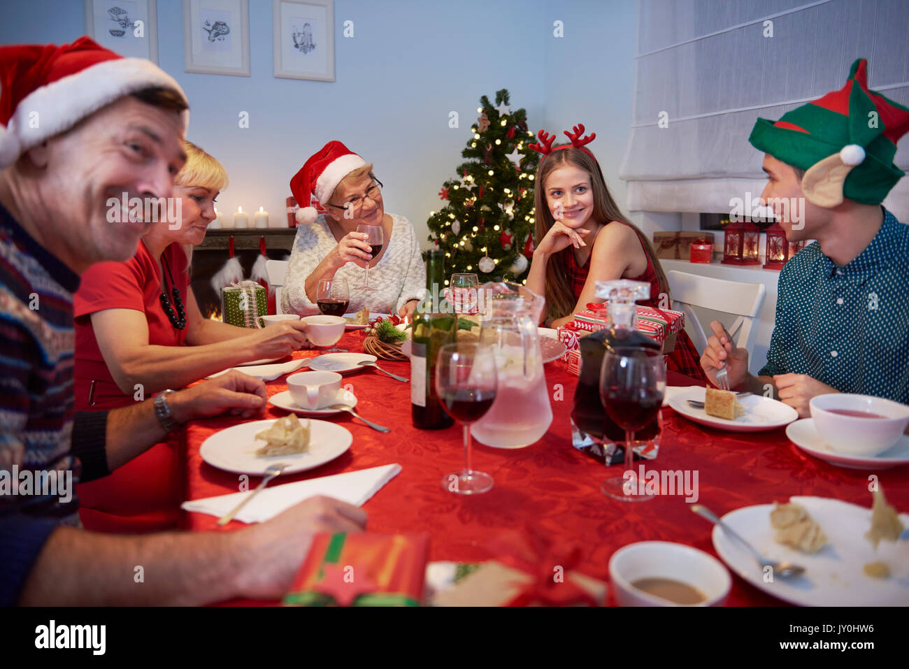 Tutta la famiglia celebra la vigilia di Natale Foto Stock