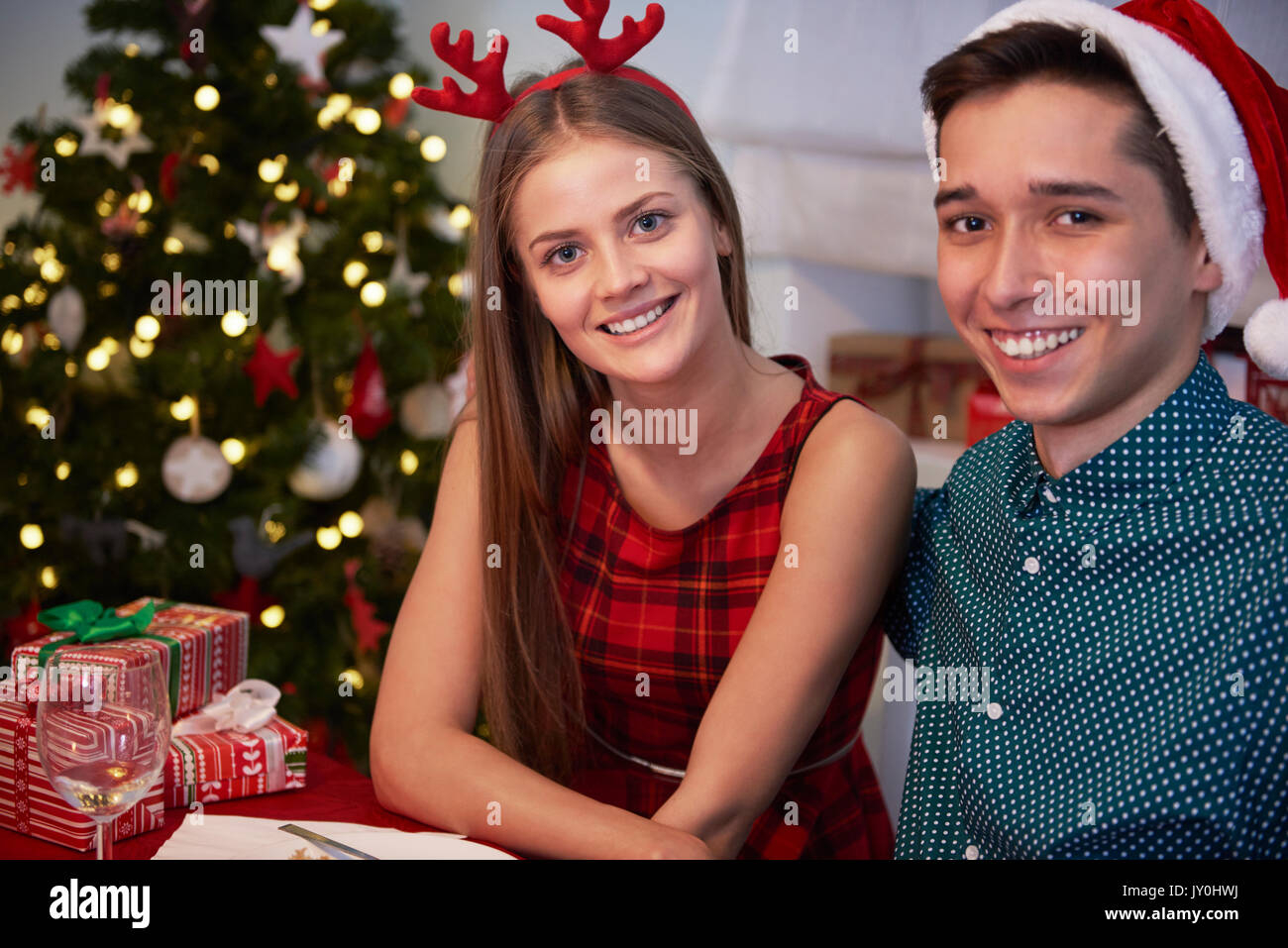Fratello e Sorella in posa a tavola Foto Stock
