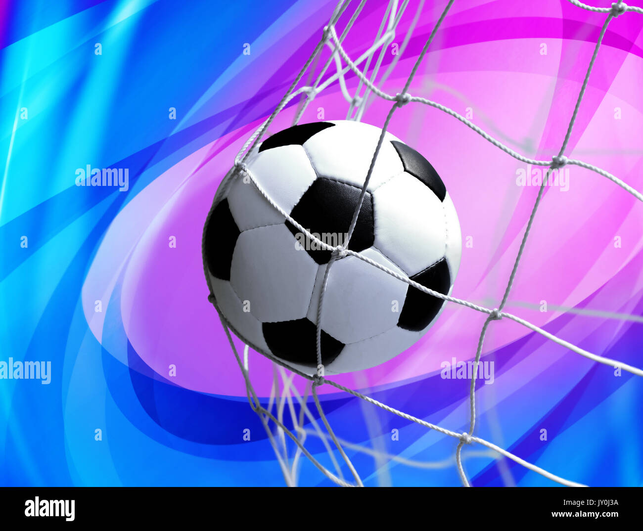 Pallone da calcio in goal net su sfondo astratto Foto Stock