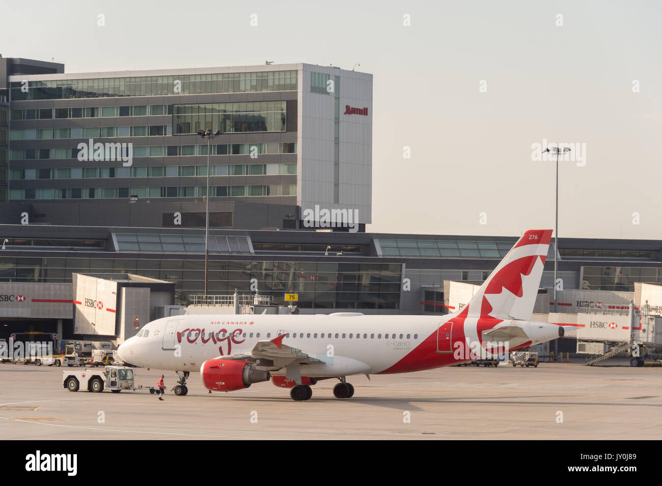 Air Canada Rouge piani commerciali sulla pista di Montreal Pierre Elliott Trudeau International Airport Foto Stock