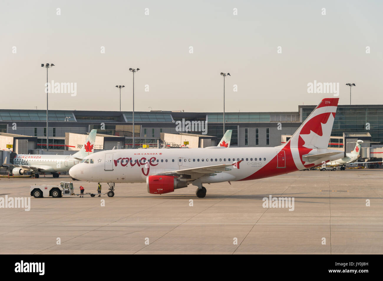 Air Canada Rouge piani commerciali sulla pista di Montreal Pierre Elliott Trudeau International Airport Foto Stock
