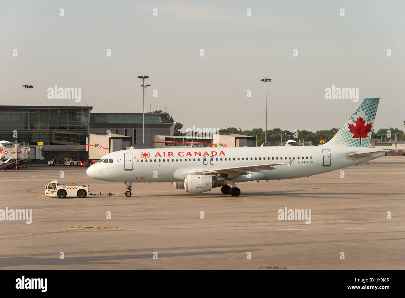 Air Canada piani commerciali sulla pista di Montreal Pierre Elliott Trudeau International Airport Foto Stock