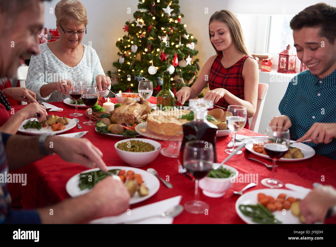Tutta la famiglia intorno alla vigilia di Natale Foto Stock
