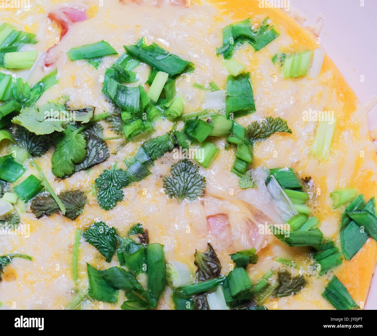 Bella grande frittata con verdi per una buona colazione Foto Stock