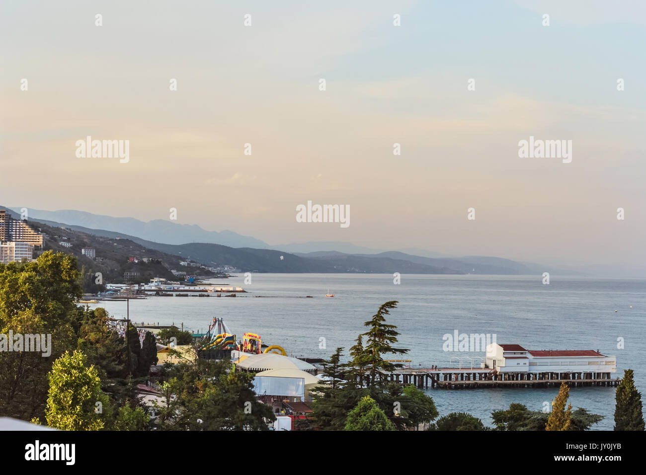 Alushta costa, Crimea, Russia - agosto 10, 2016: paesaggio di bel tempo in Alushta Foto Stock