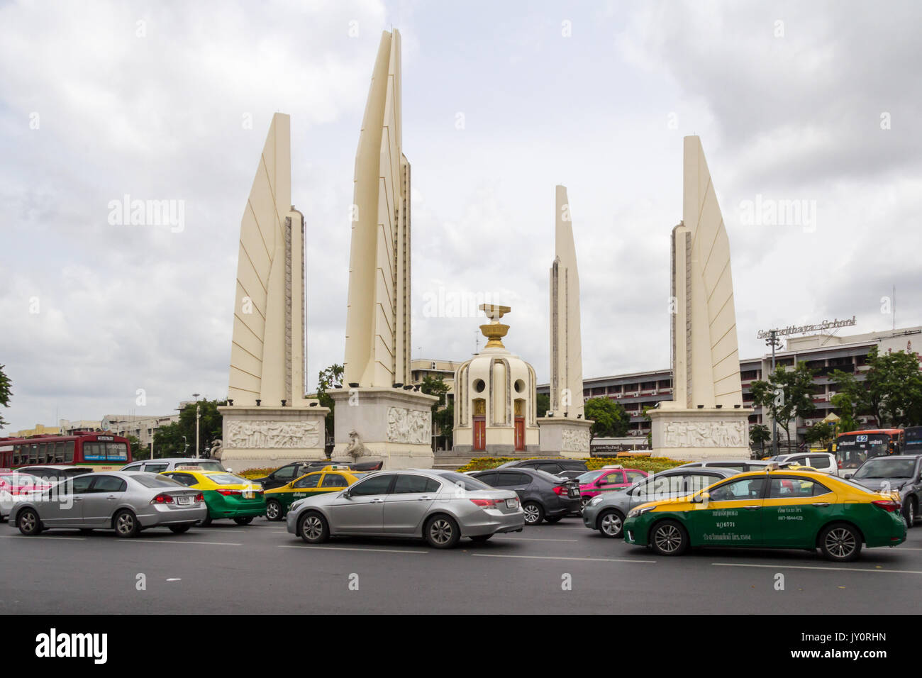 Il traffico pesante attorno al Monumento della democrazia, Bangkok, Thailandia Foto Stock