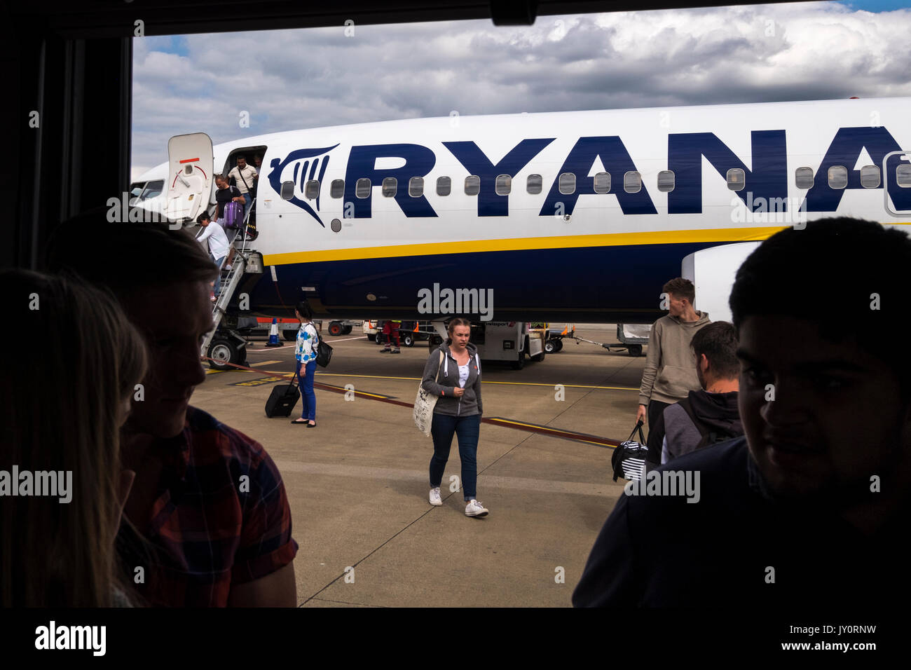 I passeggeri di sbarco da un volo Ryanair su un autobus all'aeroporto di Leeds Bradford, Inghilterra, Regno Unito Foto Stock