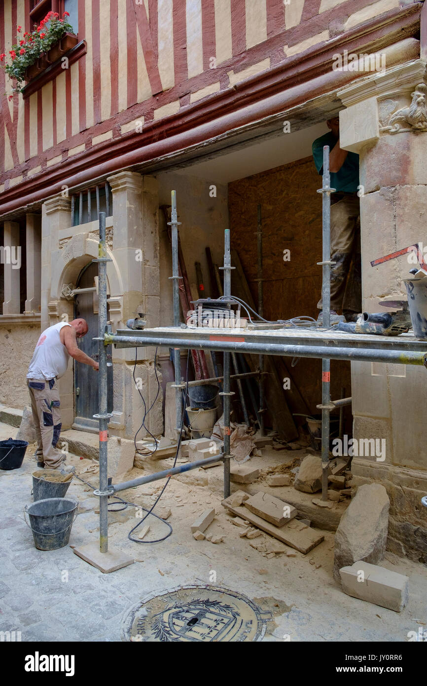 L'uomo, lavoro, lavoro, lavoro, lavoro, faticando, faticando, riparare, il rinnovamento, la riparazione, ristrutturazione medievale, edilizia, architettura, antica casa, europ Foto Stock