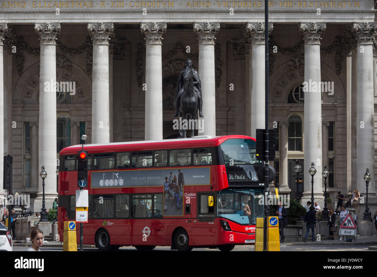 L'architettura neo-classica di Cornhill Exchange e un bus londinese di fronte alla Bank of England, nella capitale più antico del quartiere finanziario aka Square Mile, il 14 agosto 2017, nella città di Londra, Inghilterra. Foto Stock