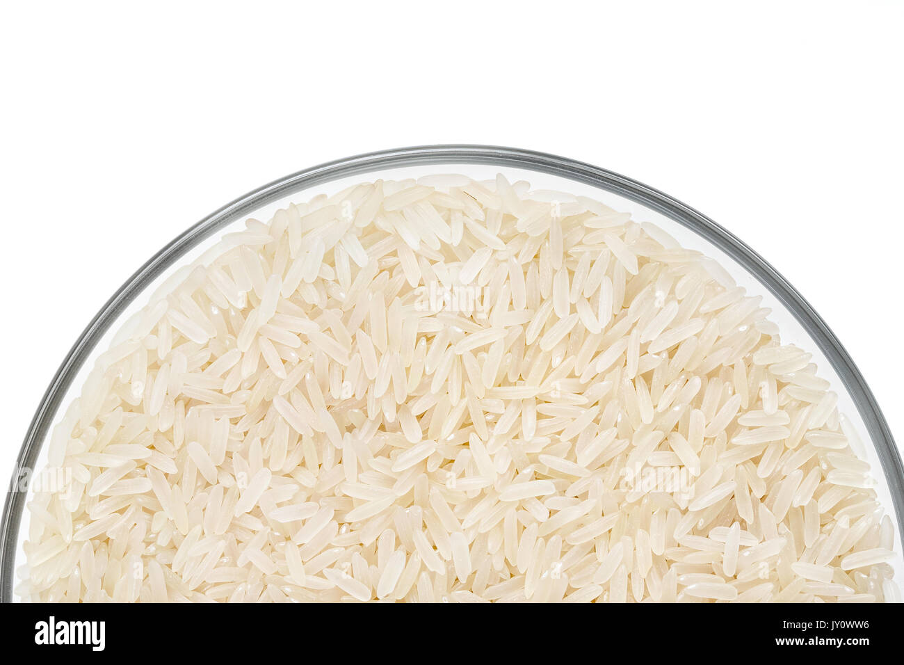 Chiusura del contenitore in vetro con riso parboiled su sfondo bianco. Cibo sano. Vista dall'alto, alta risoluzione prodotto. Foto Stock