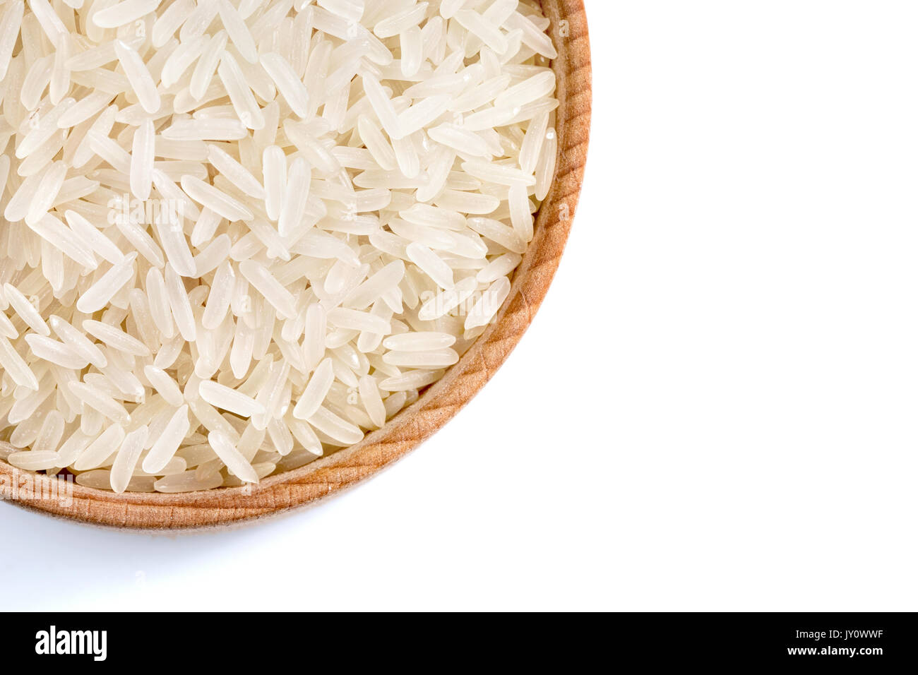 Cibo sano. Ravvicinata di una ciotola di legno con il riso parboiled su sfondo bianco. Vista dall'alto, alta risoluzione prodotto. Foto Stock