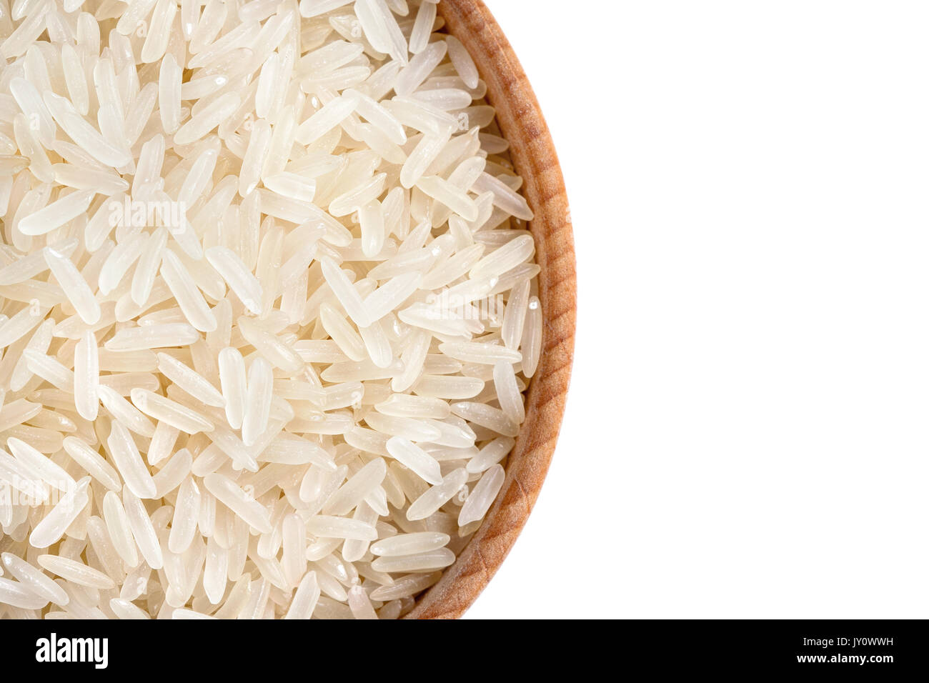 Ravvicinata di una ciotola di legno riempita di riso parboiled su sfondo bianco. Cibo sano. Vista superiore, dei prodotti ad alta risoluzione Foto Stock