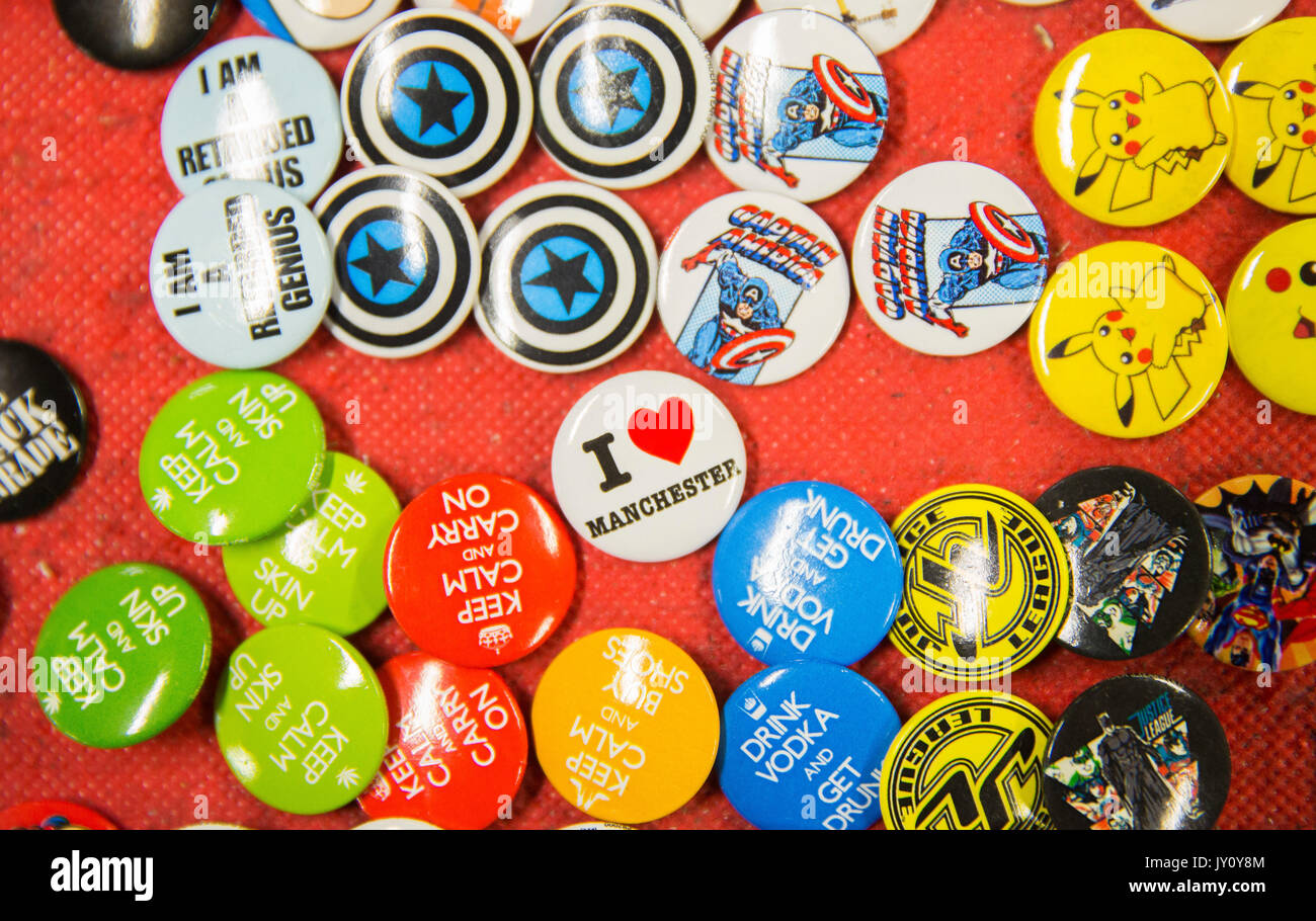 Afflecks Palace Nel centro della città di Manchester per la musica alternativa e vestiti shopping. Una collezione di badge con uno dicendo "Io amo Manchester". Phot Foto Stock