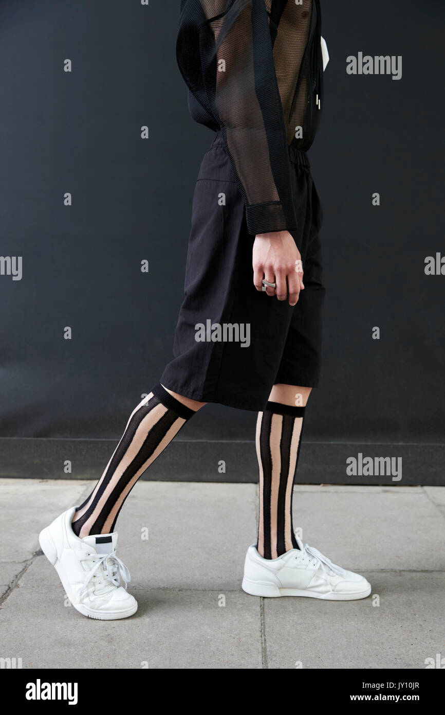 Sezione bassa di un uomo in nero culottes e ginocchio calze di alta Foto Stock
