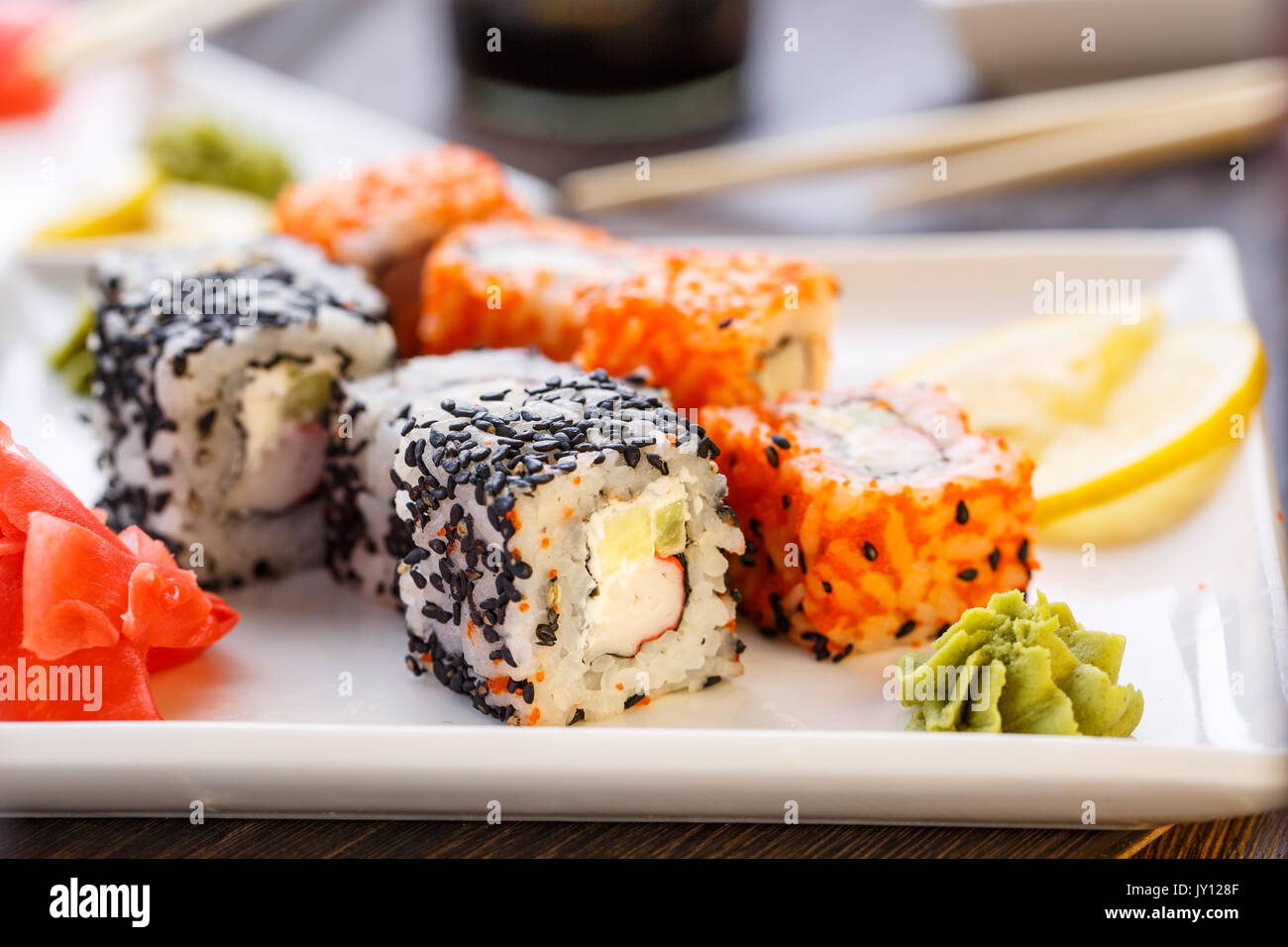 Rotoli di sushi, nigiri, Maki, decapati zenzero, wasabi. Foto Stock