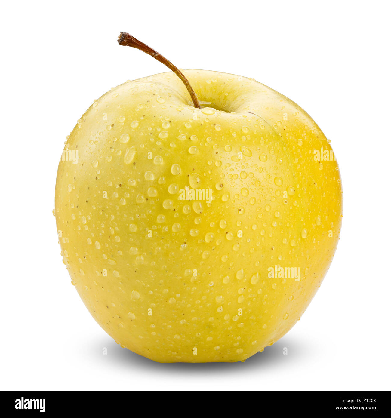 Apple giallo isolato su sfondo bianco con acqua goccia in pieno la profondità della messa a fuoco con percorso di clipping. Foto Stock