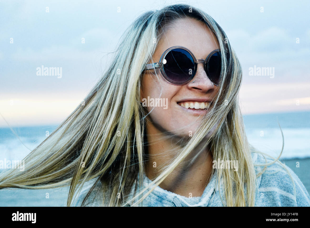 Ritratto di sorridente donna caucasica presso la spiaggia Foto Stock