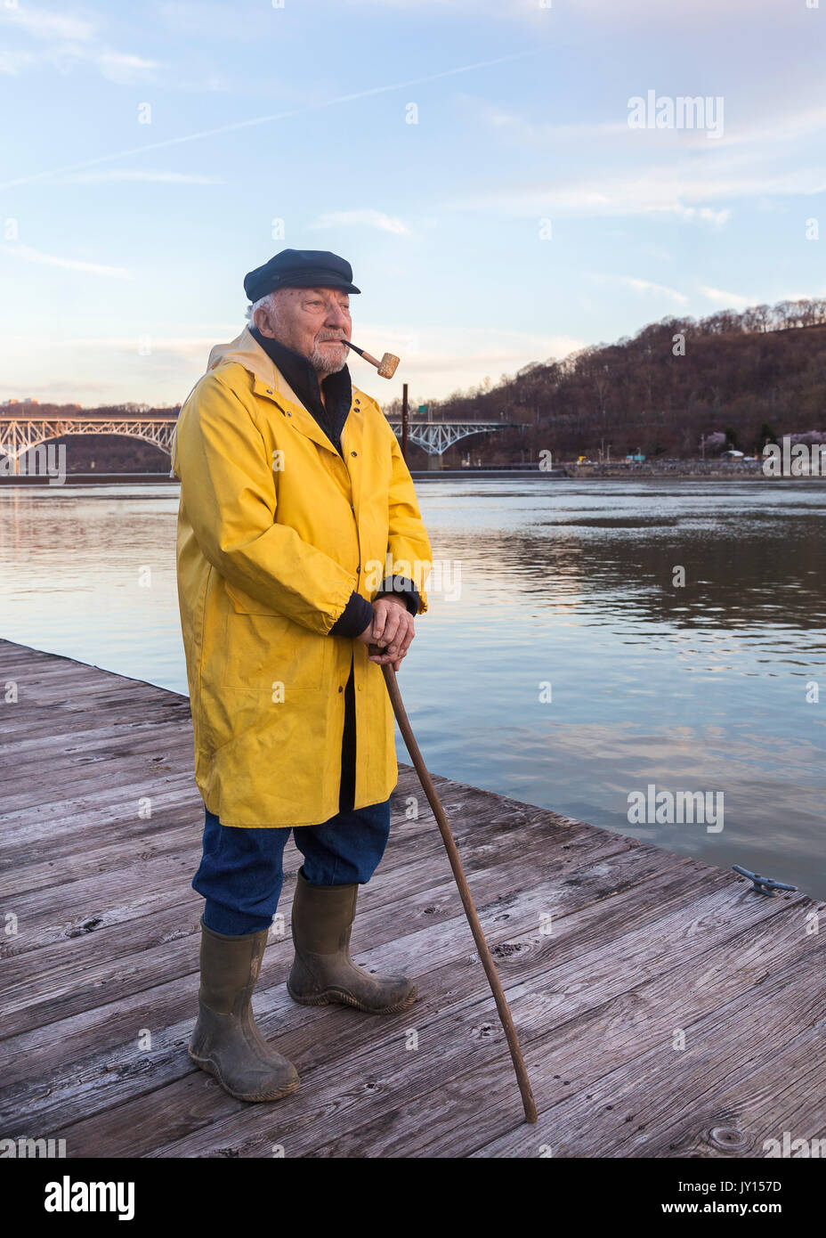 Vecchio Pescatore caucasici in piedi sul dock Foto Stock