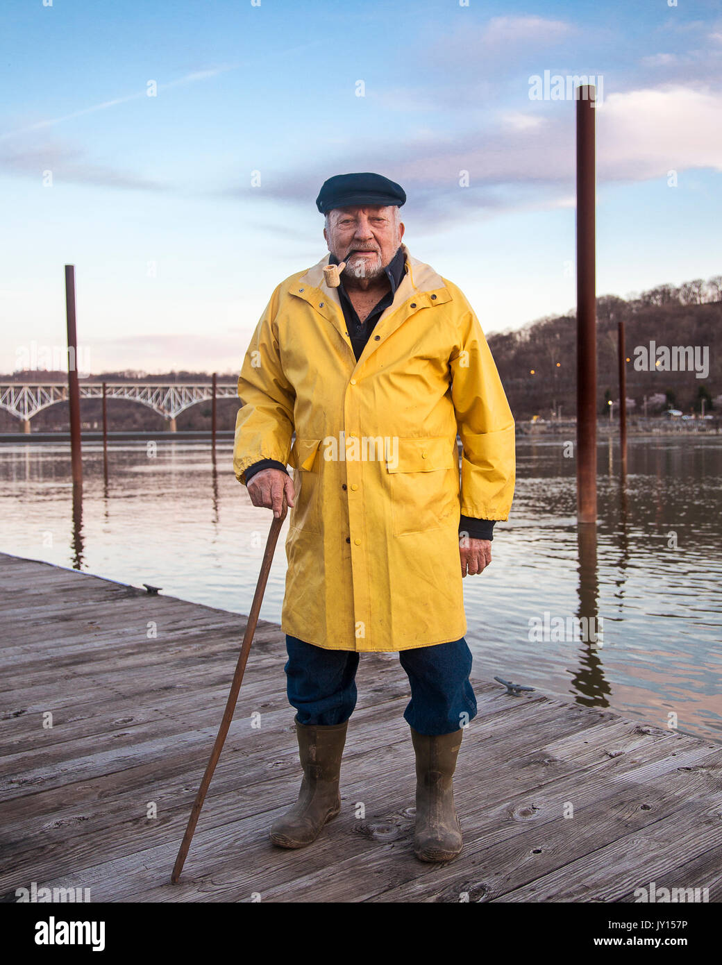 Vecchio Pescatore caucasici in piedi sul dock Foto Stock