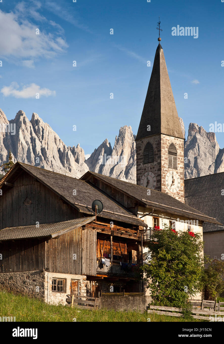 Chiesa nel paesaggio di montagna, Funes, Trentino Alto Adige, Italia Foto Stock