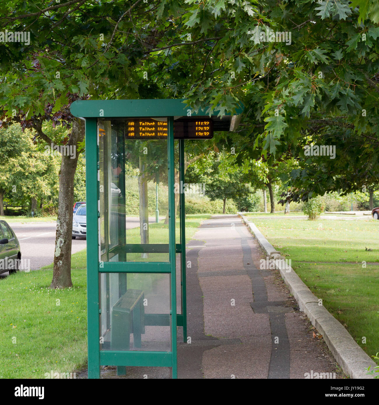 Autobus a vuoto shelter in una zona residenziale suburban street, Regno Unito Foto Stock