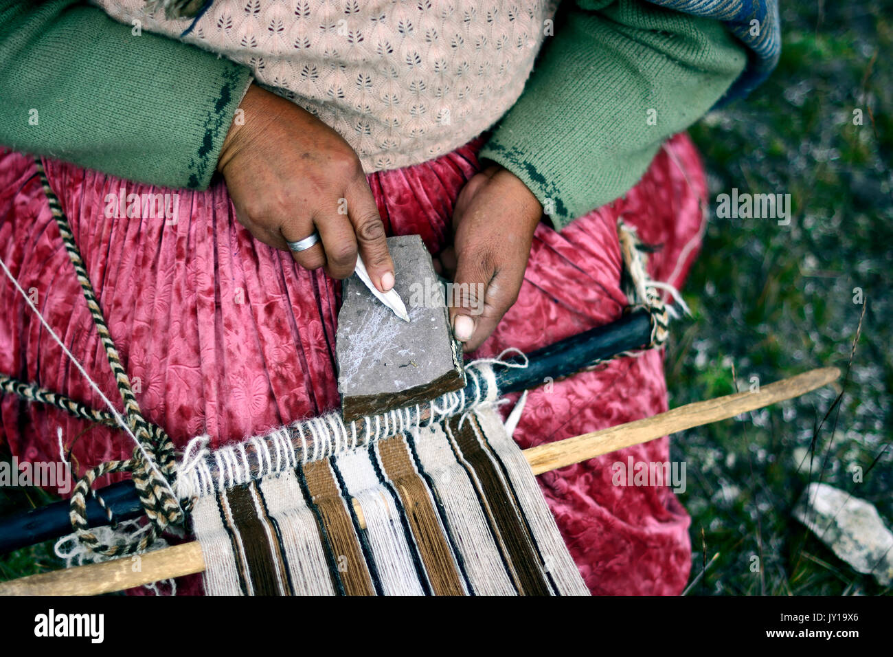 Donna Al Lavoro Su Un Tradizionale Telaio Di Tessitura In Peru Foto Stock Alamy