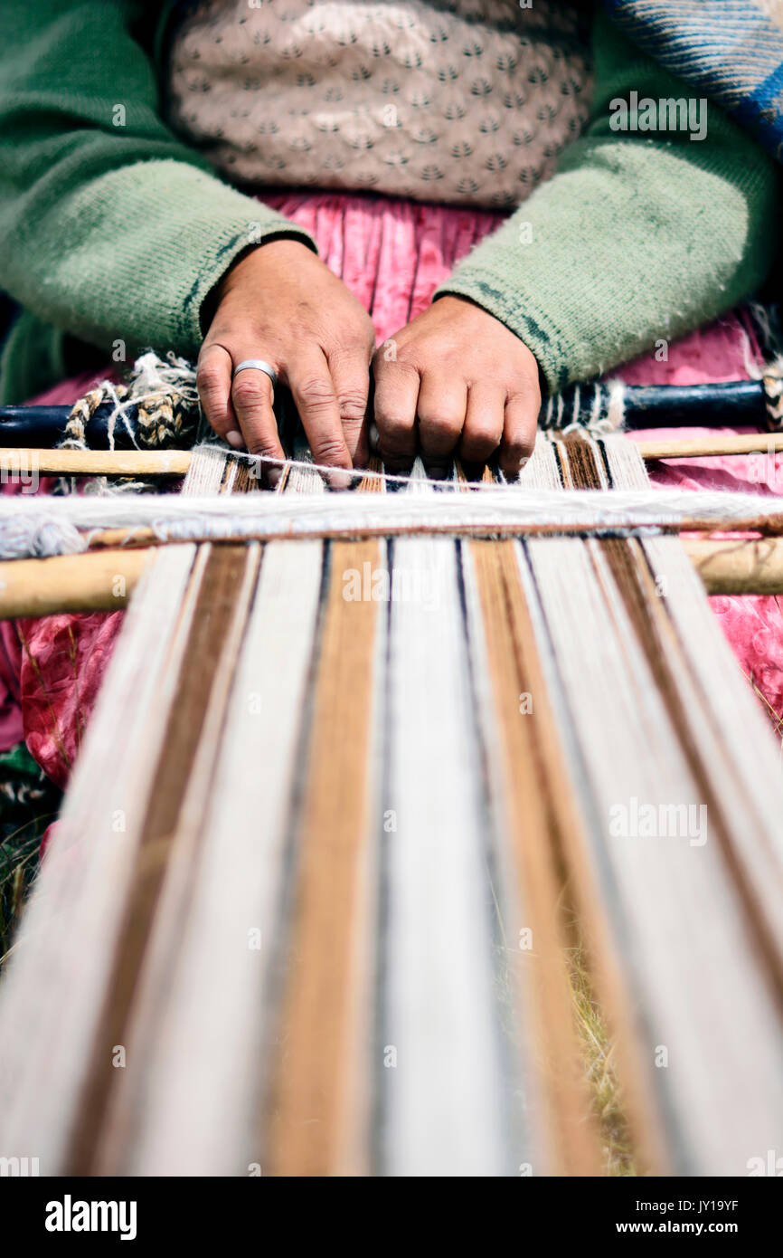 Il quechua Donna che utilizza un telaio di tessitura in Perù Foto Stock