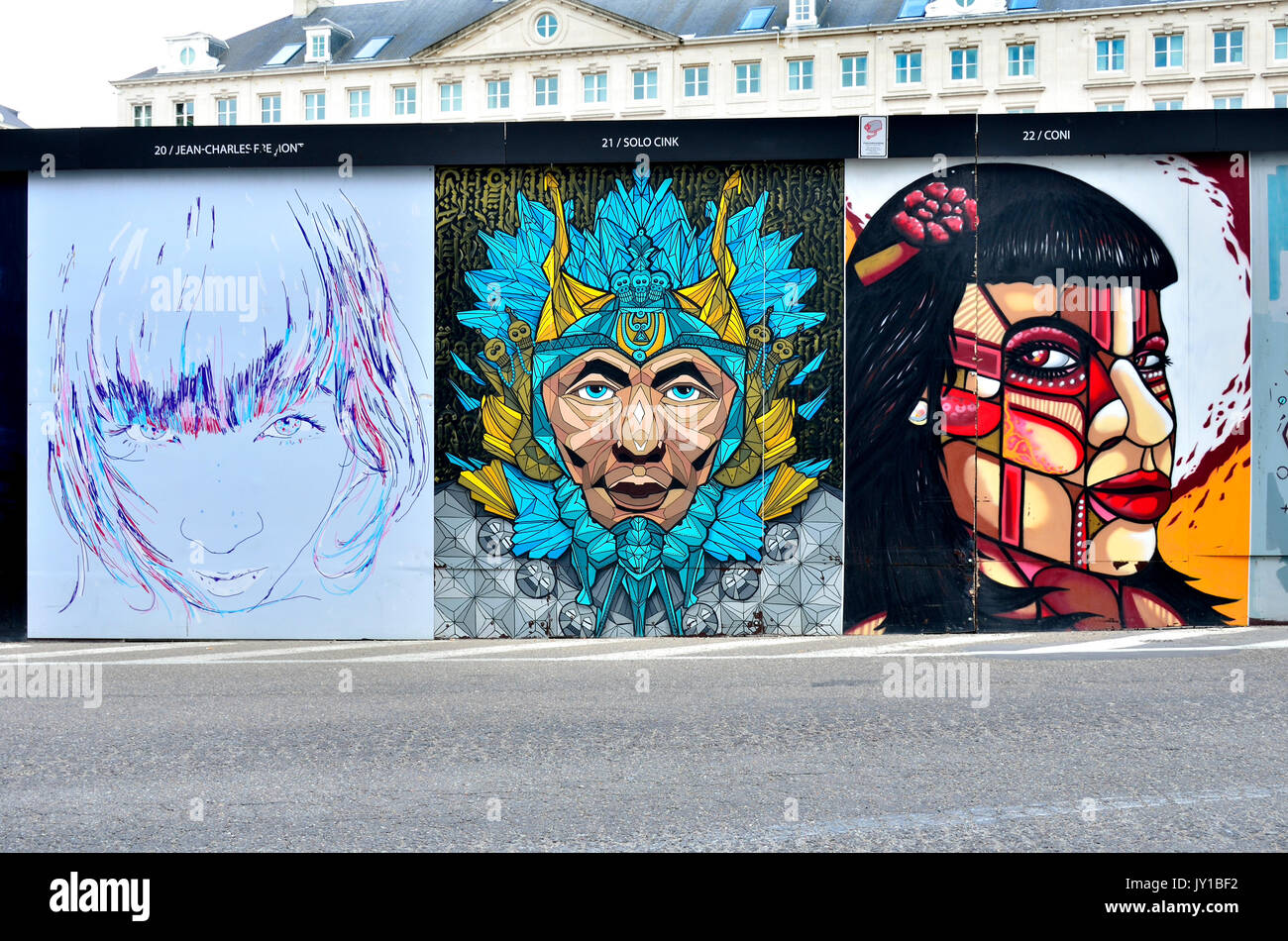 Bruxelles, Belgio. Arte di strada in Rue Ravenstein - " interfacce ": 40 ritratti da 40 artisti sulle pareti temporaneo intorno opere edili. Iniziativa di ... Foto Stock