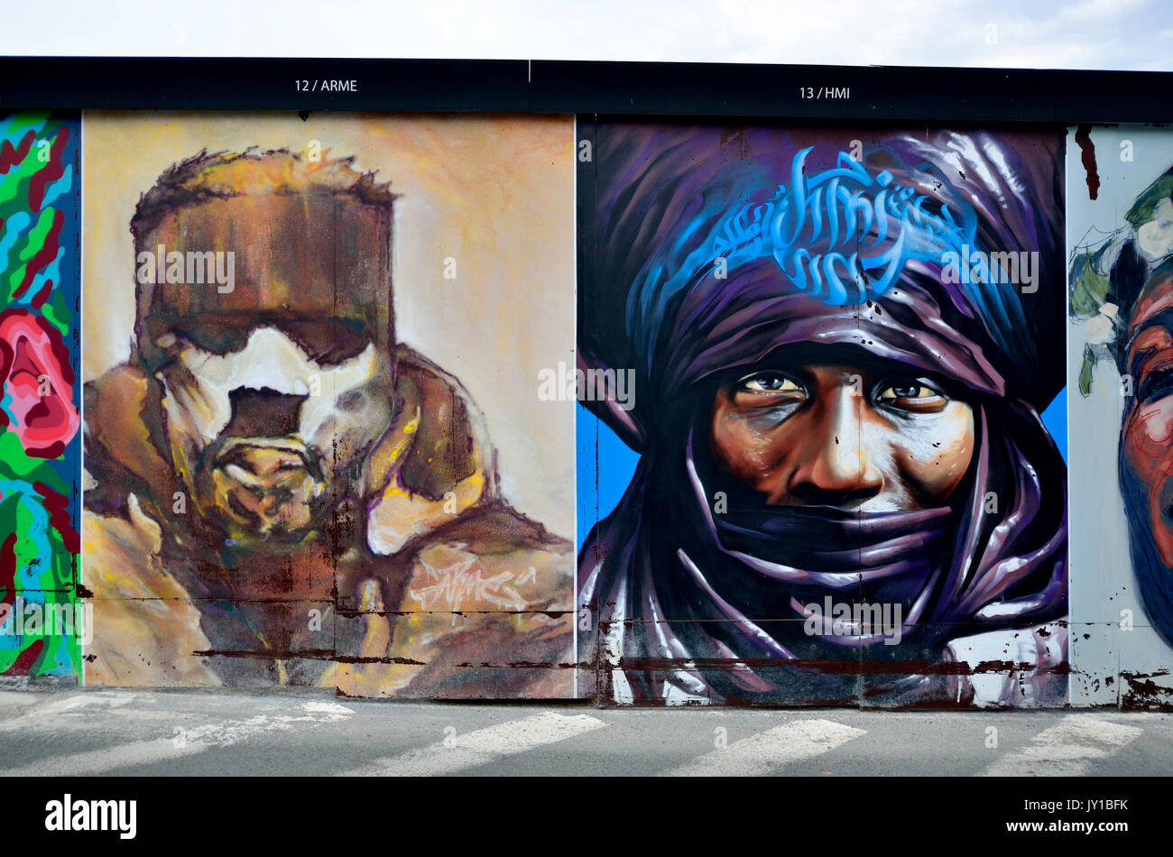 Bruxelles, Belgio. Arte di strada in Rue Ravenstein - " interfacce ": 40 ritratti da 40 artisti sulle pareti temporaneo intorno opere edili. Iniziativa di ... Foto Stock