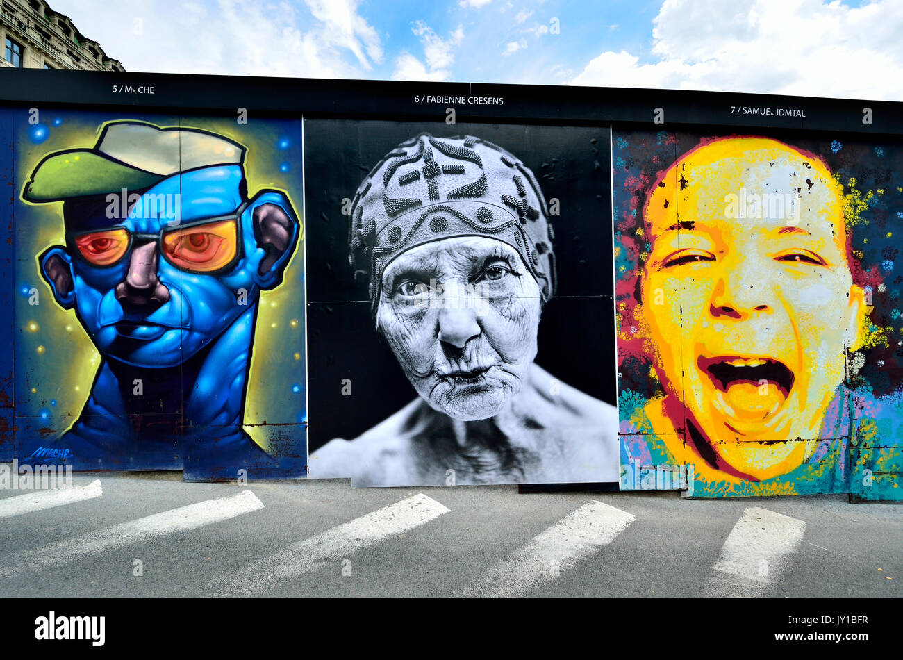 Bruxelles, Belgio. Arte di strada in Rue Ravenstein - " interfacce ": 40 ritratti da 40 artisti sulle pareti temporaneo intorno opere edili. Iniziativa di ... Foto Stock