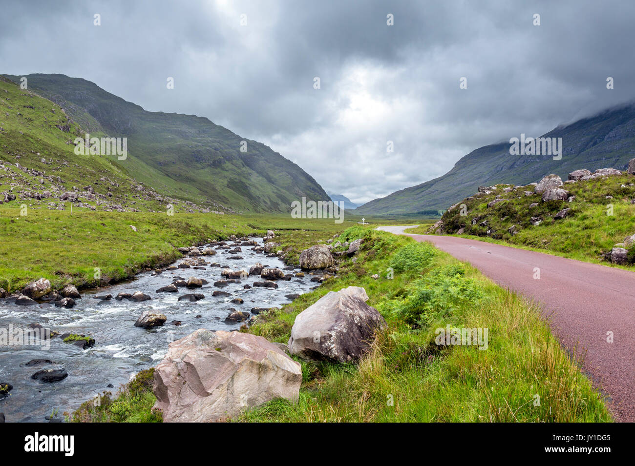 La A896 vicino al Loch Torridan, parte della costa Nord 500 percorso panoramico, Ross and Cromarty, Highland, Scotland, Regno Unito Foto Stock