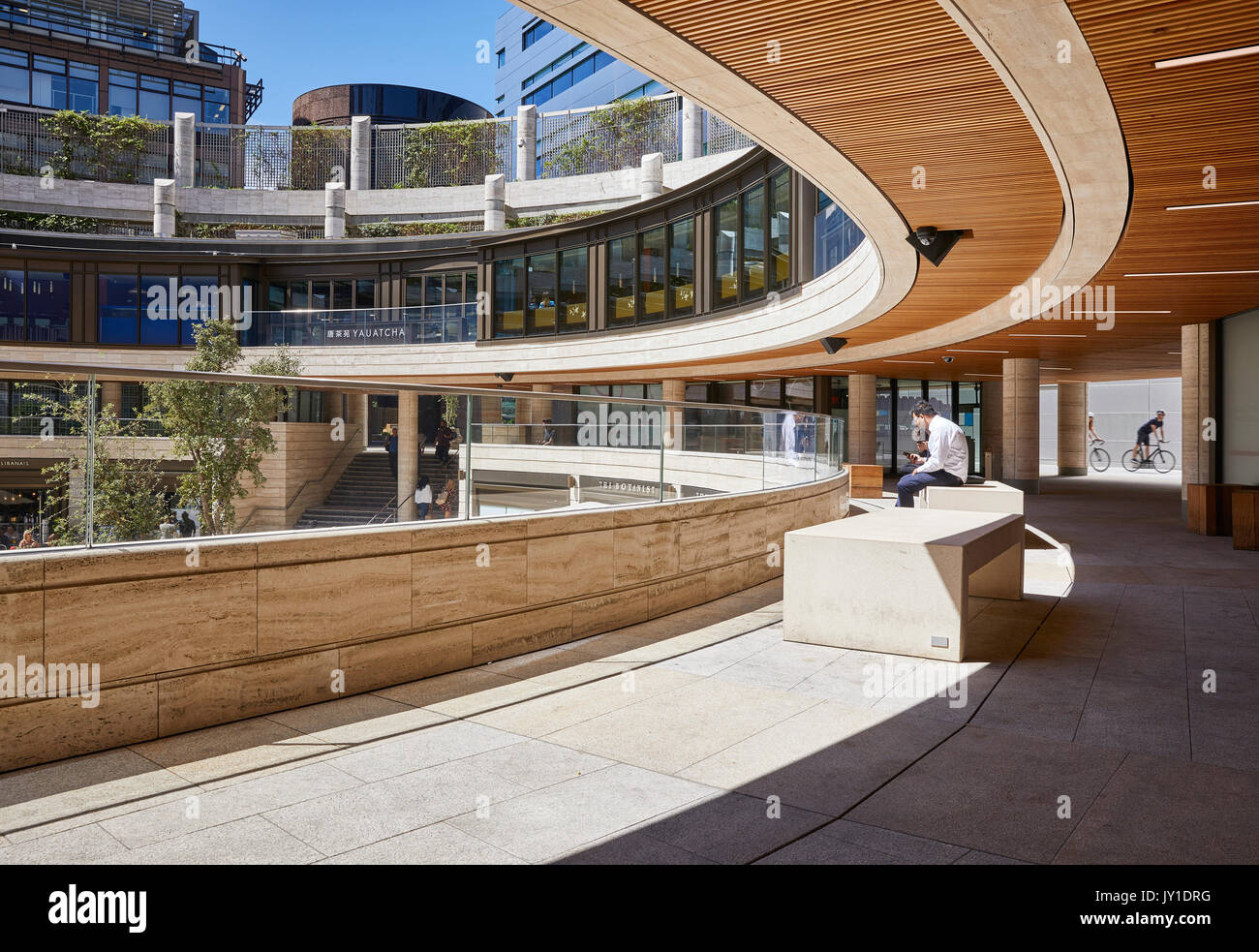 La grande ed ampia forma di legno e travertino sopra la testa come persone di rilassarsi al sole. Broadgate Circle, Londra, Regno Unito. Architetto: Arup Assoc Foto Stock