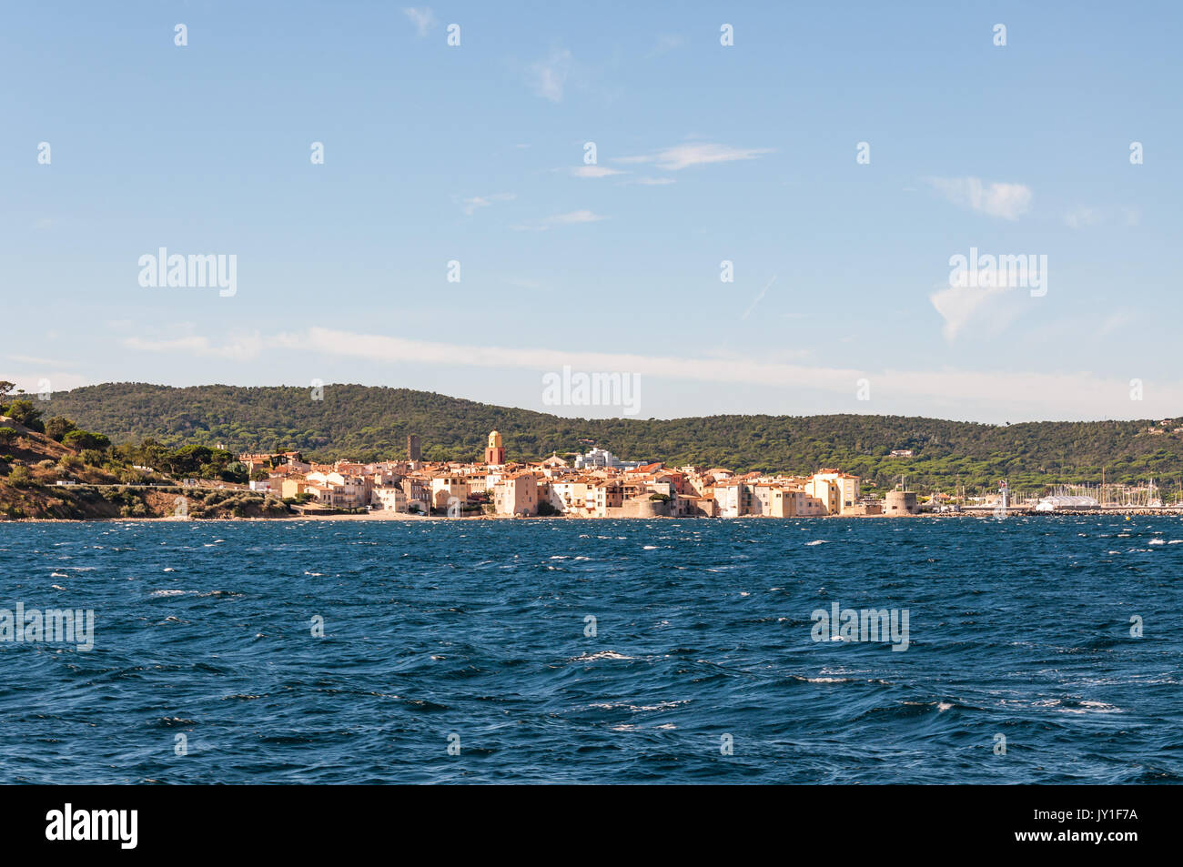 Vista sulla città di Saint-Tropez e sul Mar Mediterraneo, Francia Foto Stock