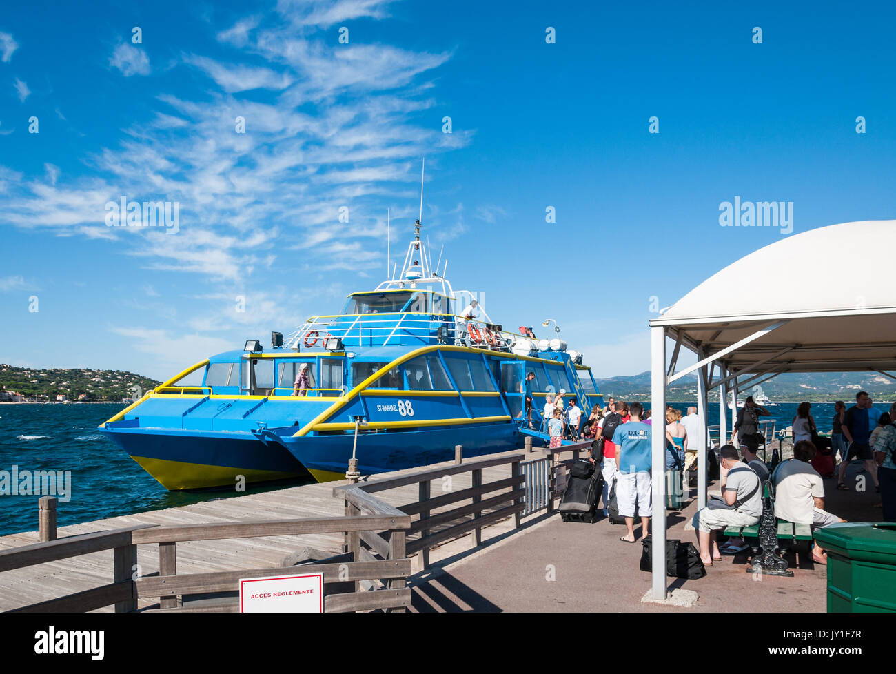 Saint-Tropez a Saint-Raphael traghetto inserito con i passeggeri in attesa di bordo, Francia Foto Stock