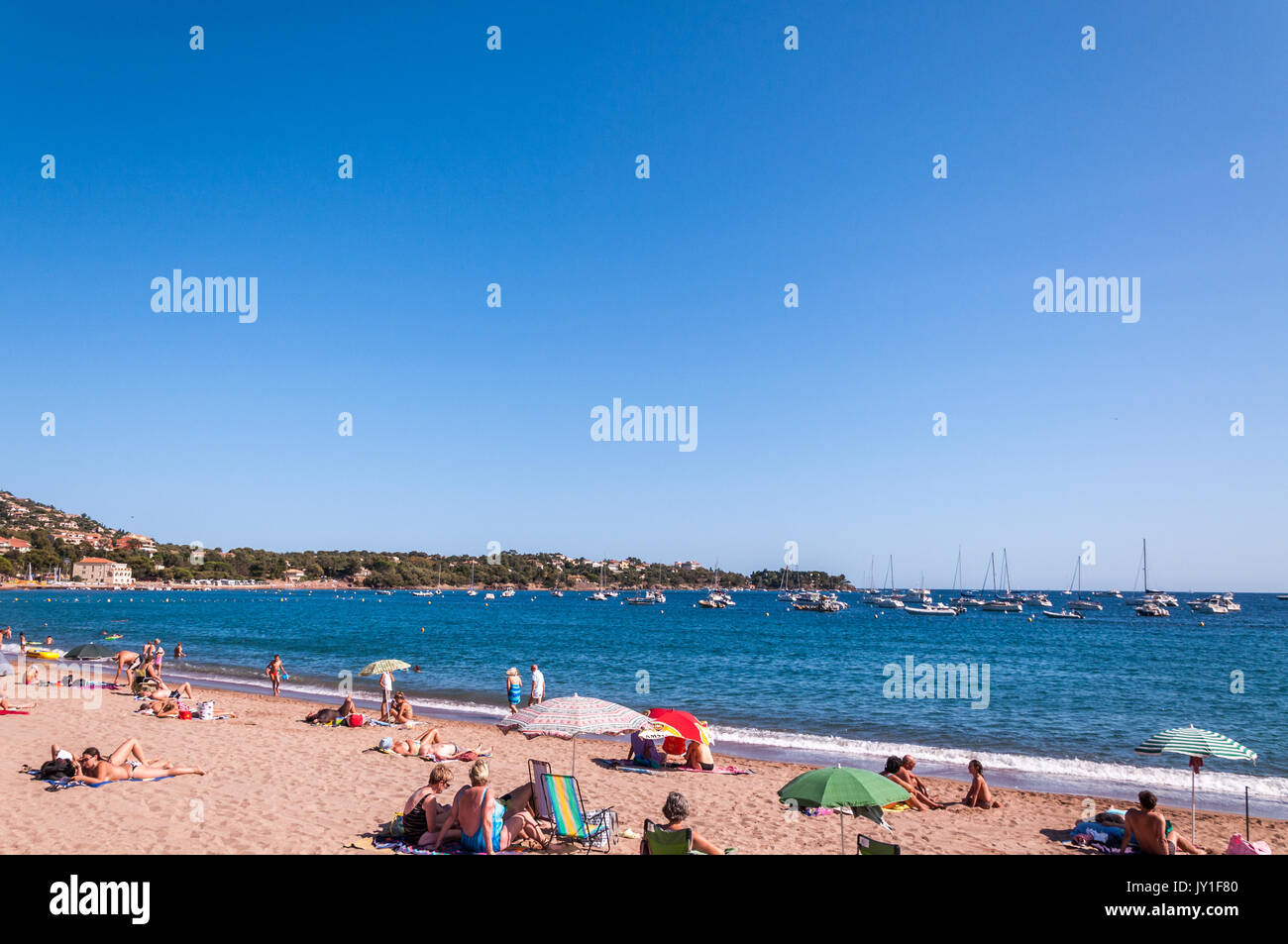 Agay spiaggia costa e con le persone a prendere il sole, Francia Foto Stock