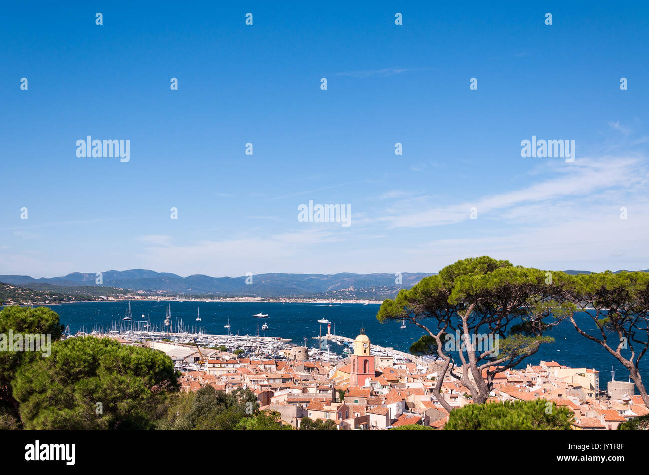 Vista sulla città di Saint-Tropez e sul Mar Mediterraneo, Francia Foto Stock