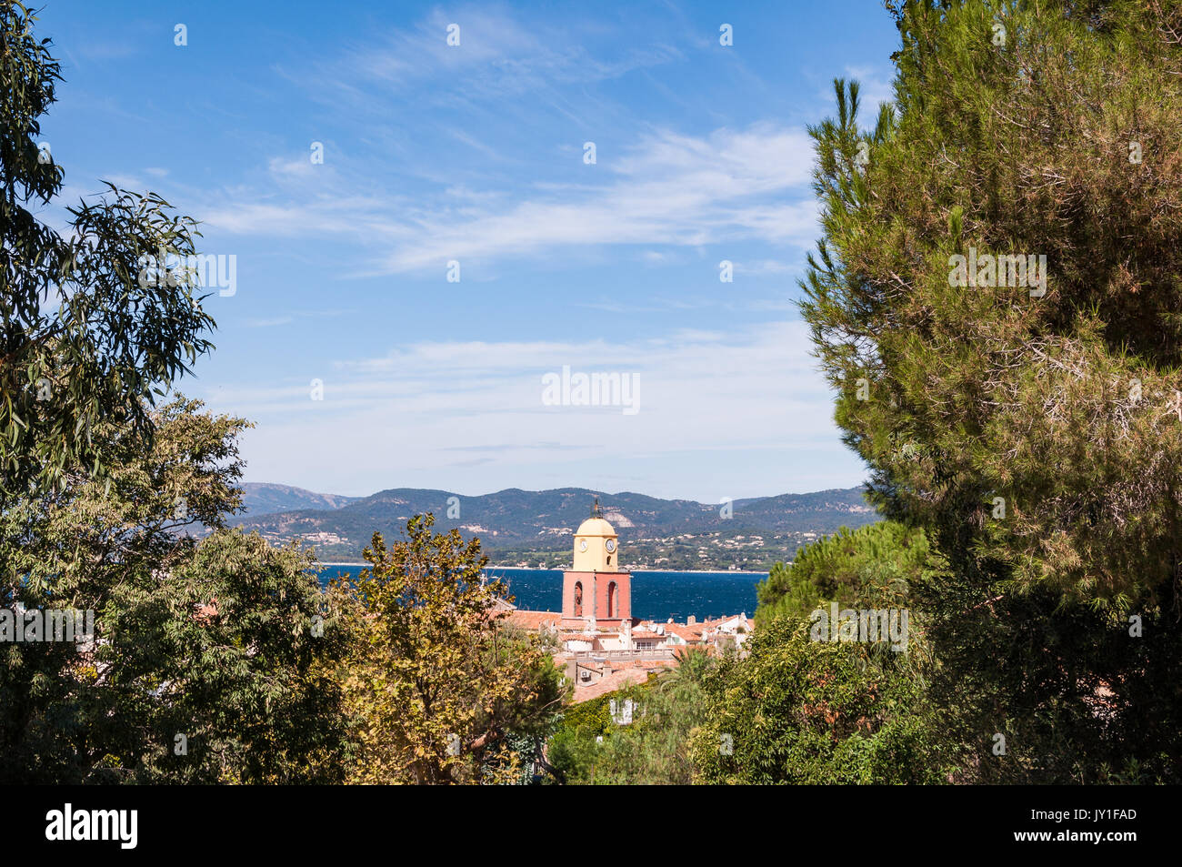 Vista sulla città di Saint-Tropez e sul Mar Mediterraneo, Francia Foto Stock