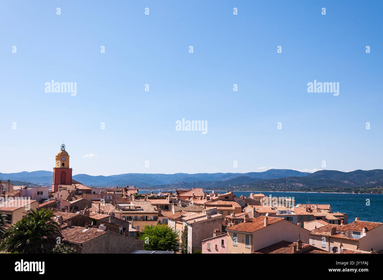 Vista sulla città di Saint-Tropez e sul Mar Mediterraneo, Francia Foto Stock