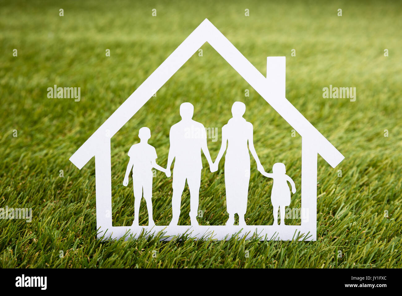 Close-up di Papercut di casa di famiglia sul campo erboso Foto Stock