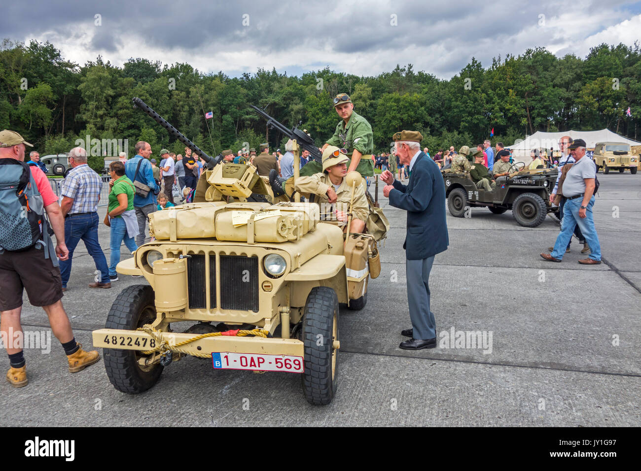 Anziani veterano di guerra a parlare ai giovani WW2 reenactors in WWII SAS Willys MB jeep durante la Seconda Guerra Mondiale militaria fair Foto Stock