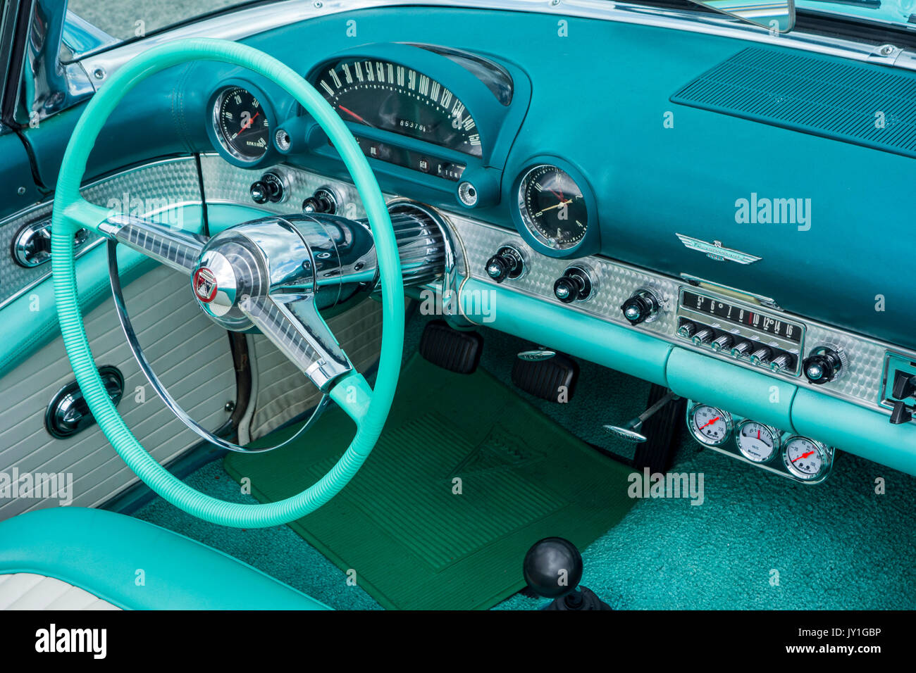 L'annata 1955 Ford Thunderbird interno mostra il volante e il cruscotto in teal e aqua colori Foto Stock