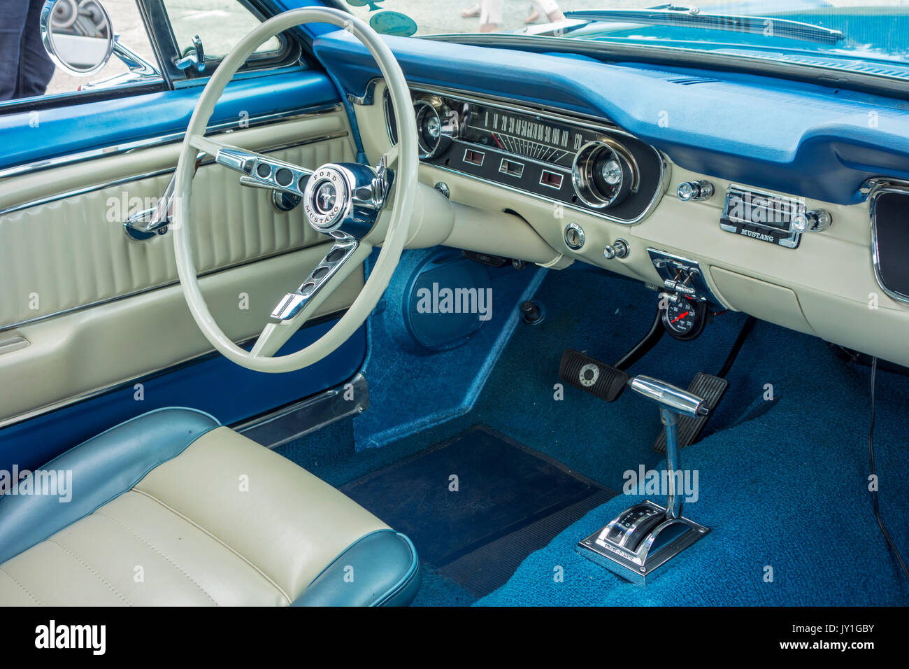 L'annata 1965 Ford Mustang interno mostra il volante e il cruscotto blu argento colori Foto Stock