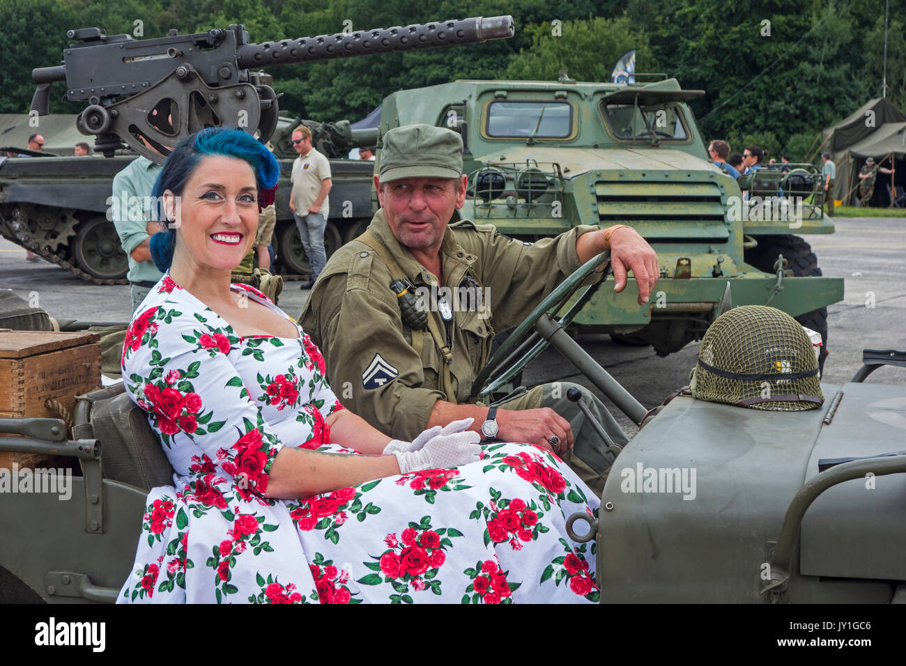 Reenactors vestito come WW2 soldato americano e la donna negli anni quaranta abito in posa di WWII Willys militare MB jeep durante la Seconda Guerra Mondiale militaria fair Foto Stock