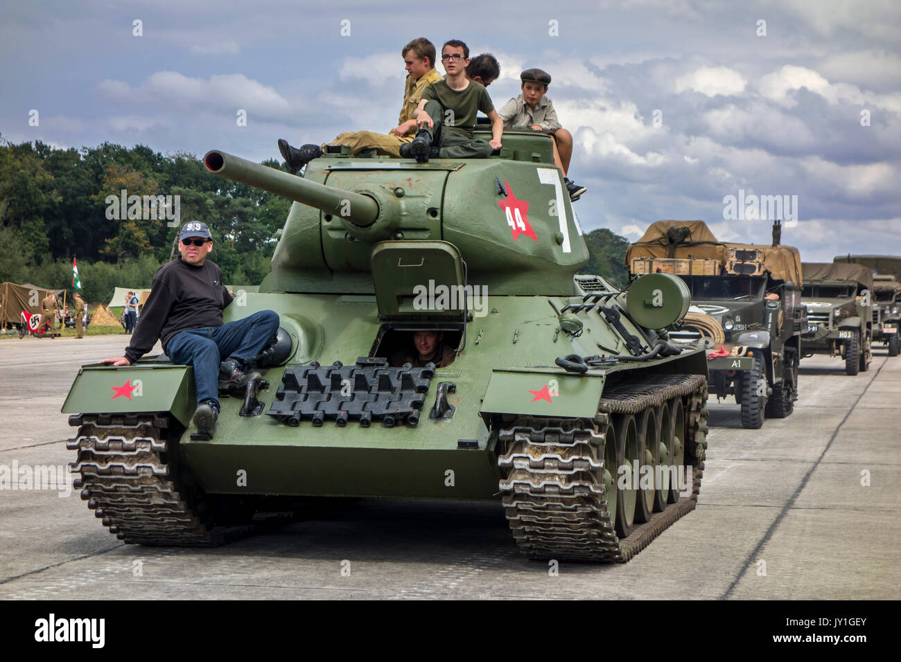 T-34 sovietici serbatoio medio durante il WW2 veicoli militari parade presso Wold guerra due militaria fair Foto Stock