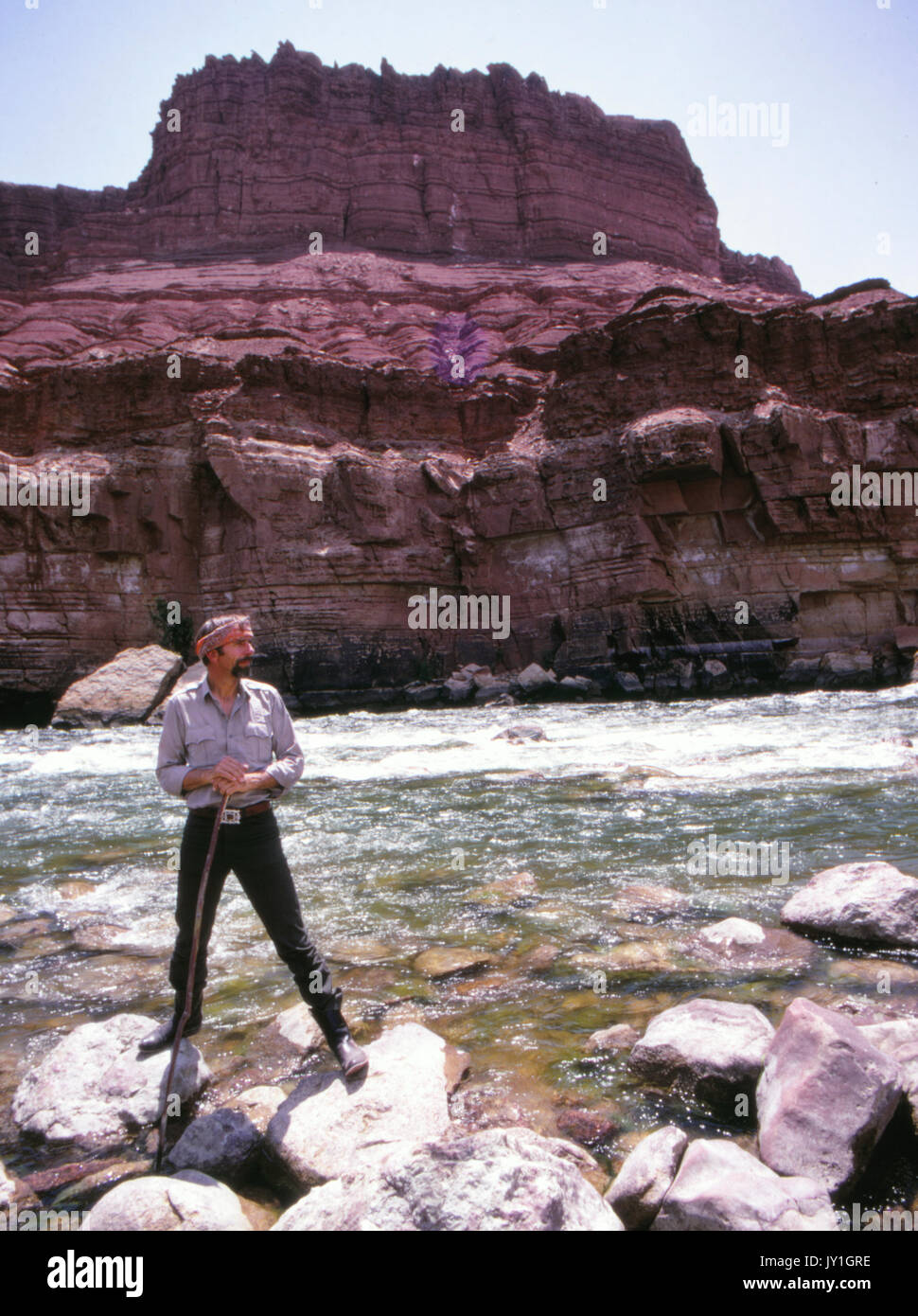 Edward Abbey, autore di deserto Solitaire, qui rappresentato dal fiume Colorado e presso il Parco Nazionale di Canyonlands nel 1969. Foto Stock