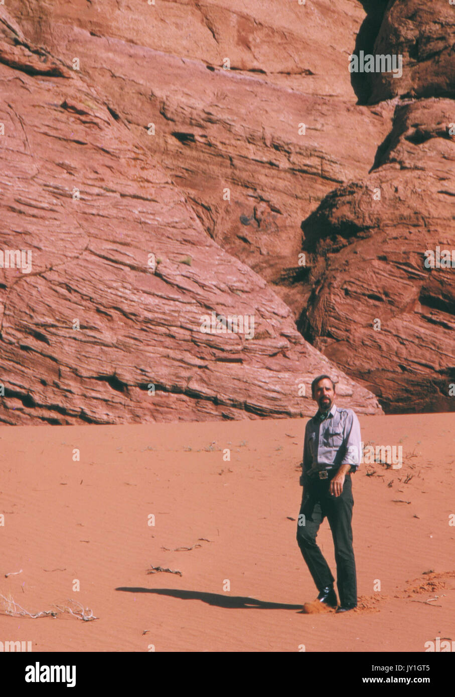 Edward Abbey, autore di deserto solitario, mostrato qui nel deserto presso il Parco Nazionale di Canyonlands nel 1969. Foto Stock