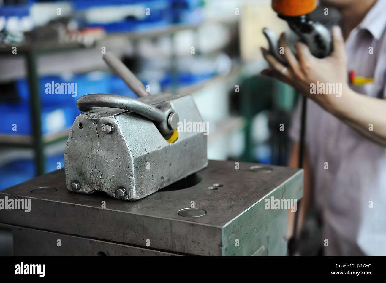 Lavoratore di fissaggio del modulo di stampa in officina CNC, primo piano Foto Stock