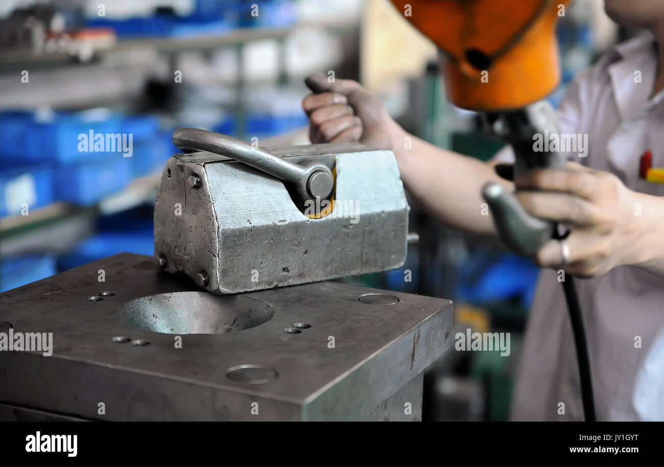 Lavoratore di fissaggio del modulo di stampa in officina CNC Foto Stock