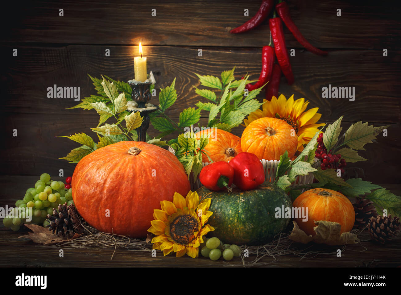 Felice giorno del Ringraziamento sfondo, tavolo in legno e decorate con verdure e frutta e foglie di autunno. Autunno sfondo. Foto Stock